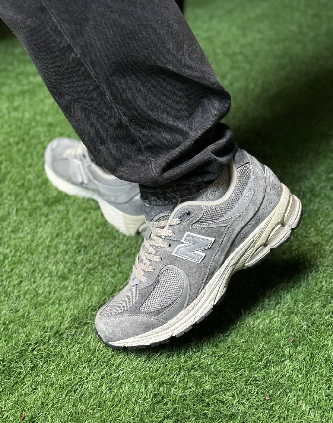 نیوبالانس 2002 آر طوسی کرم || New Balance 2002 R Grey Cream (کد ۶۳۵)
