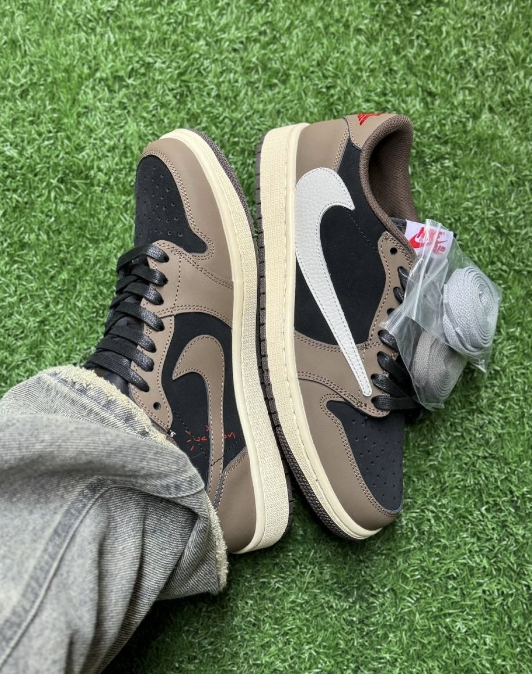نایکی جردن 1 ترویس اسکات دارک موکا || Nike Jordan 1 Travis Scott Dark Mocha (کد ۳۲۴)