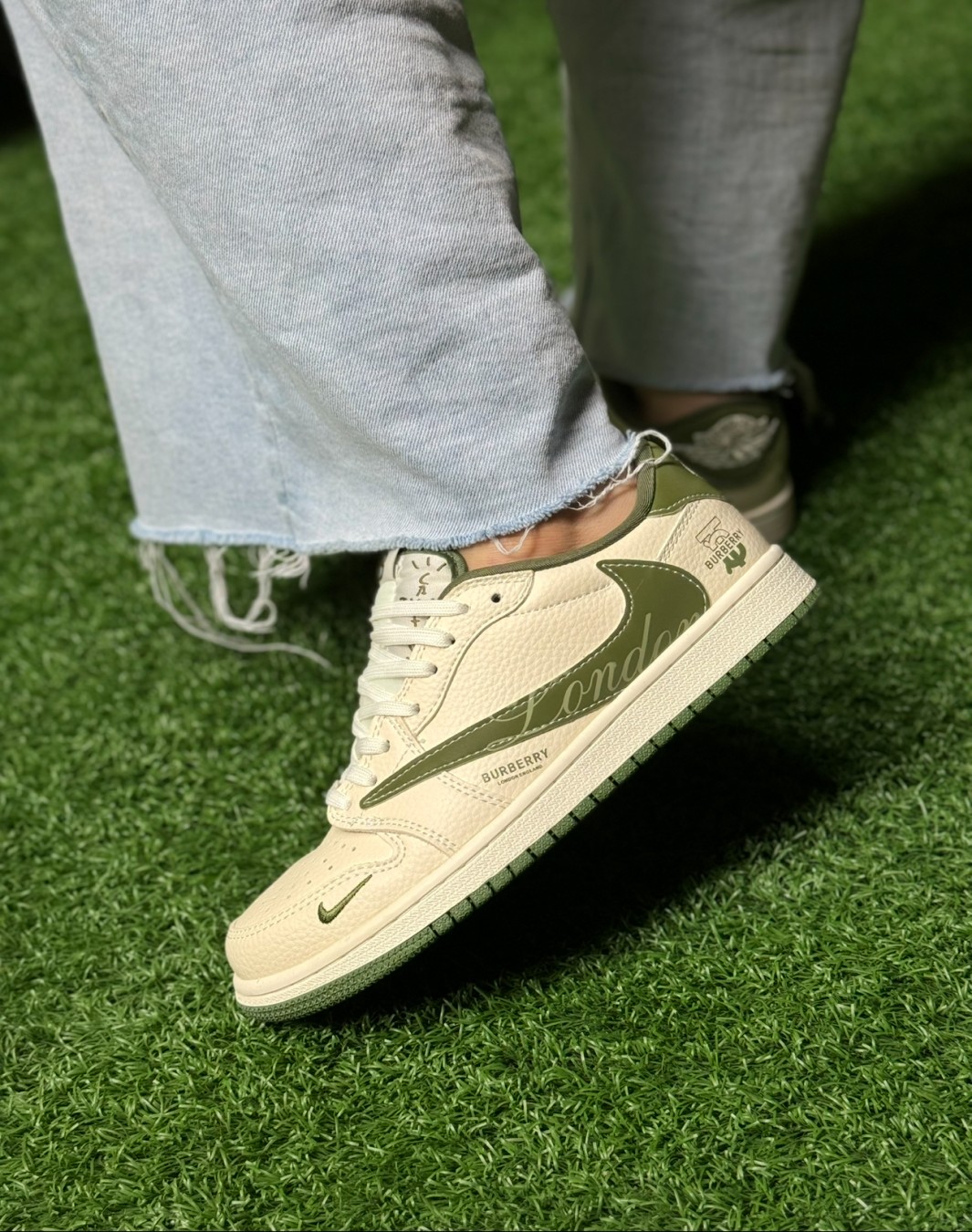 نایکی جردن 1 ترویس اسکات بدون ساق بربری || Nike Jordan 1 Travis scott 1 Low Burberry (کد ۶۶۸)