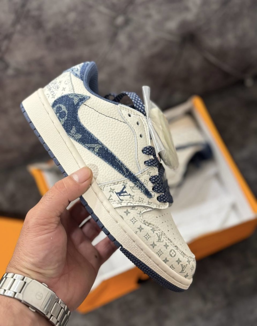 نایکی جردن ۱ ترویس اسکات لویی ویتون سفید سرمه ای || Nike Jordan 1 Travis Scott Louis Vuitton (کد ۷۰۰)