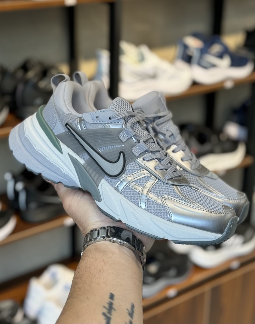 نایکی وی ۲ کی ران خاکستری نقره ای || Nike V2K Run Platinume Gray and Silver (کد ۷۱۱)