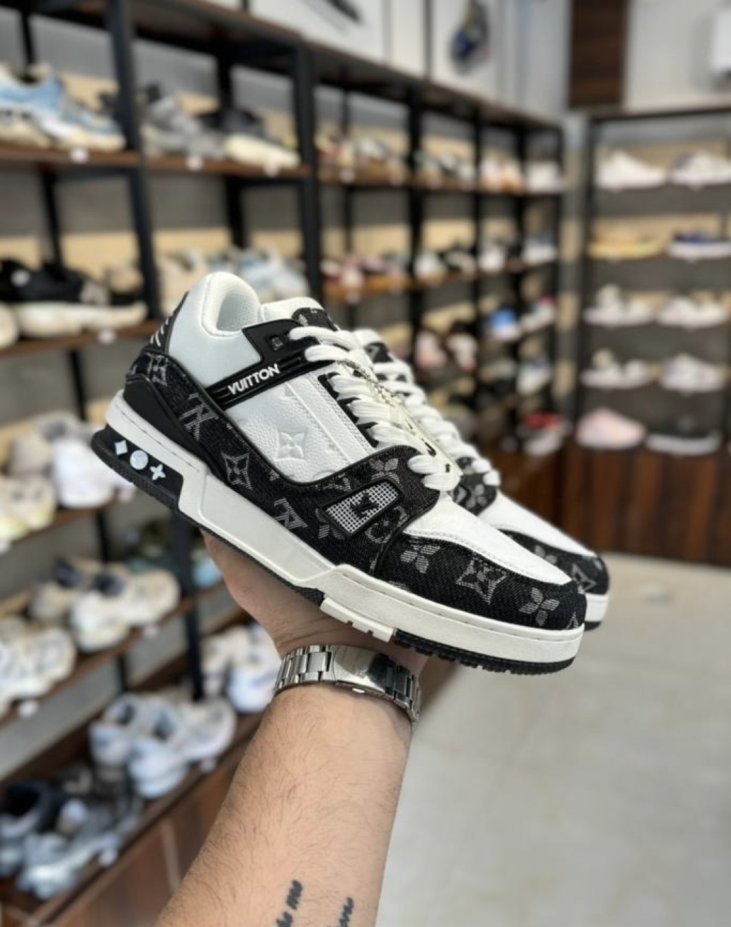 لویی ویتون ترینر مشکی سفید || Louis Vuitton Trainer Black White (کد ۶۴۴)