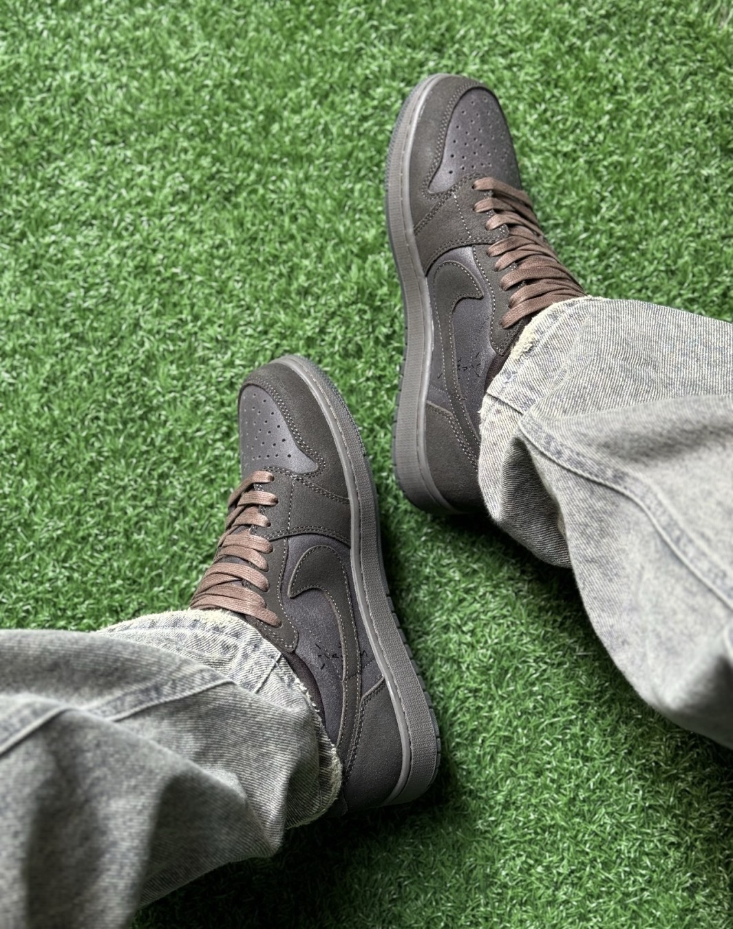 نایکی جردن ۱ ترویس اسکات ولوت براون