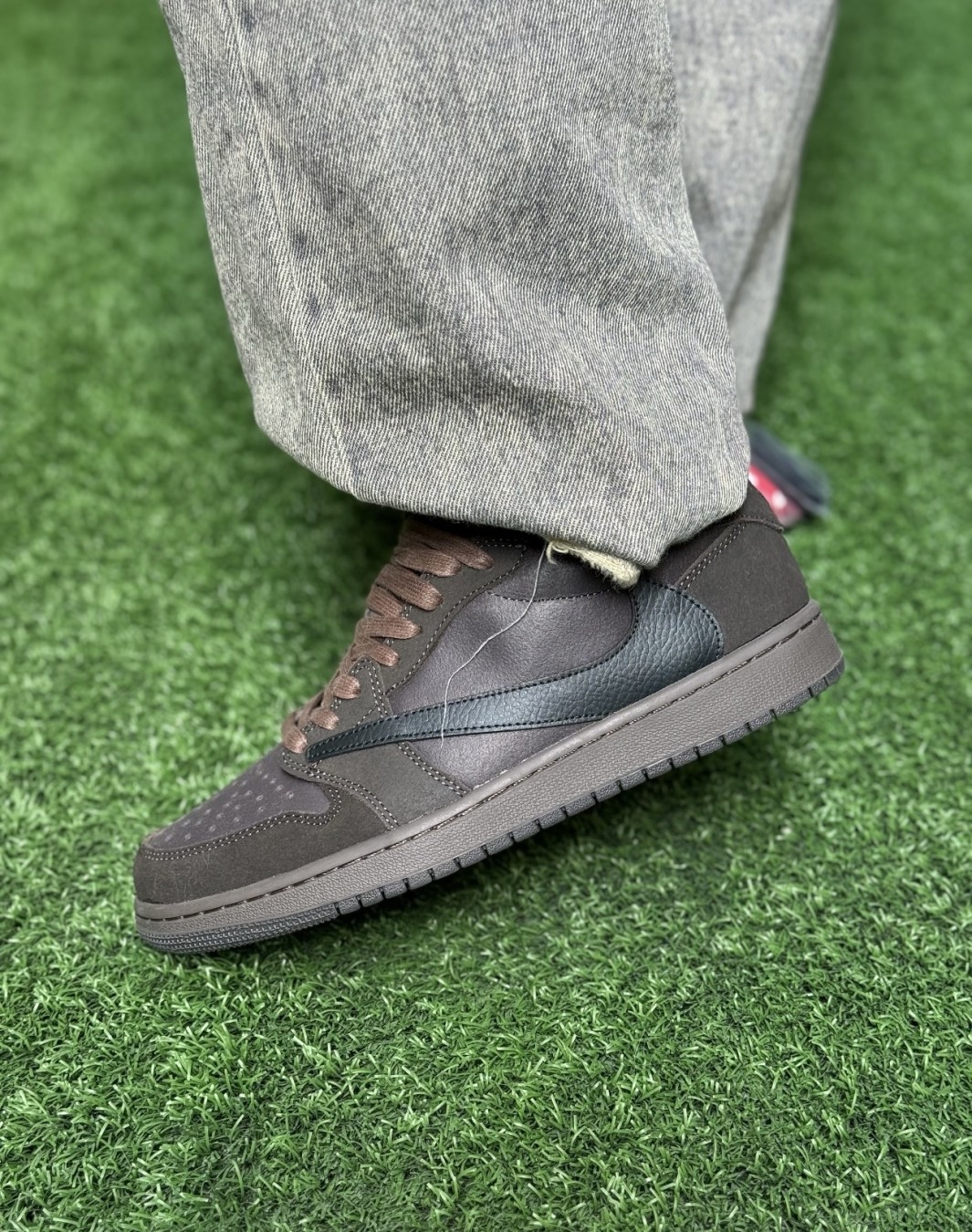 نایکی جردن ۱ ترویس اسکات ولوت براون