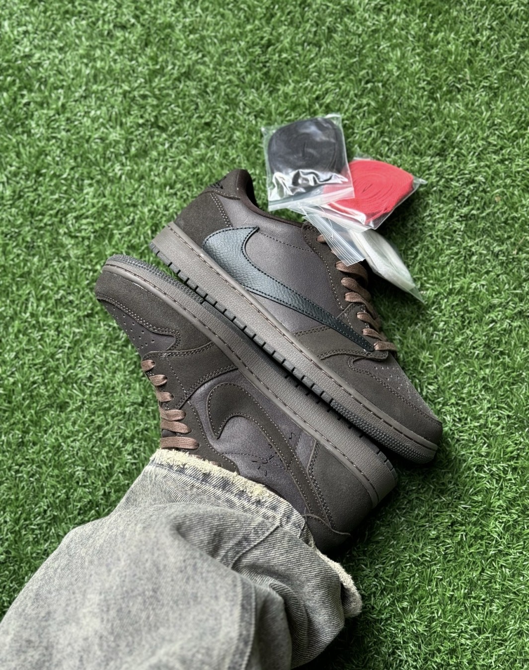 نایکی جردن ۱ ترویس اسکات ولوت براون