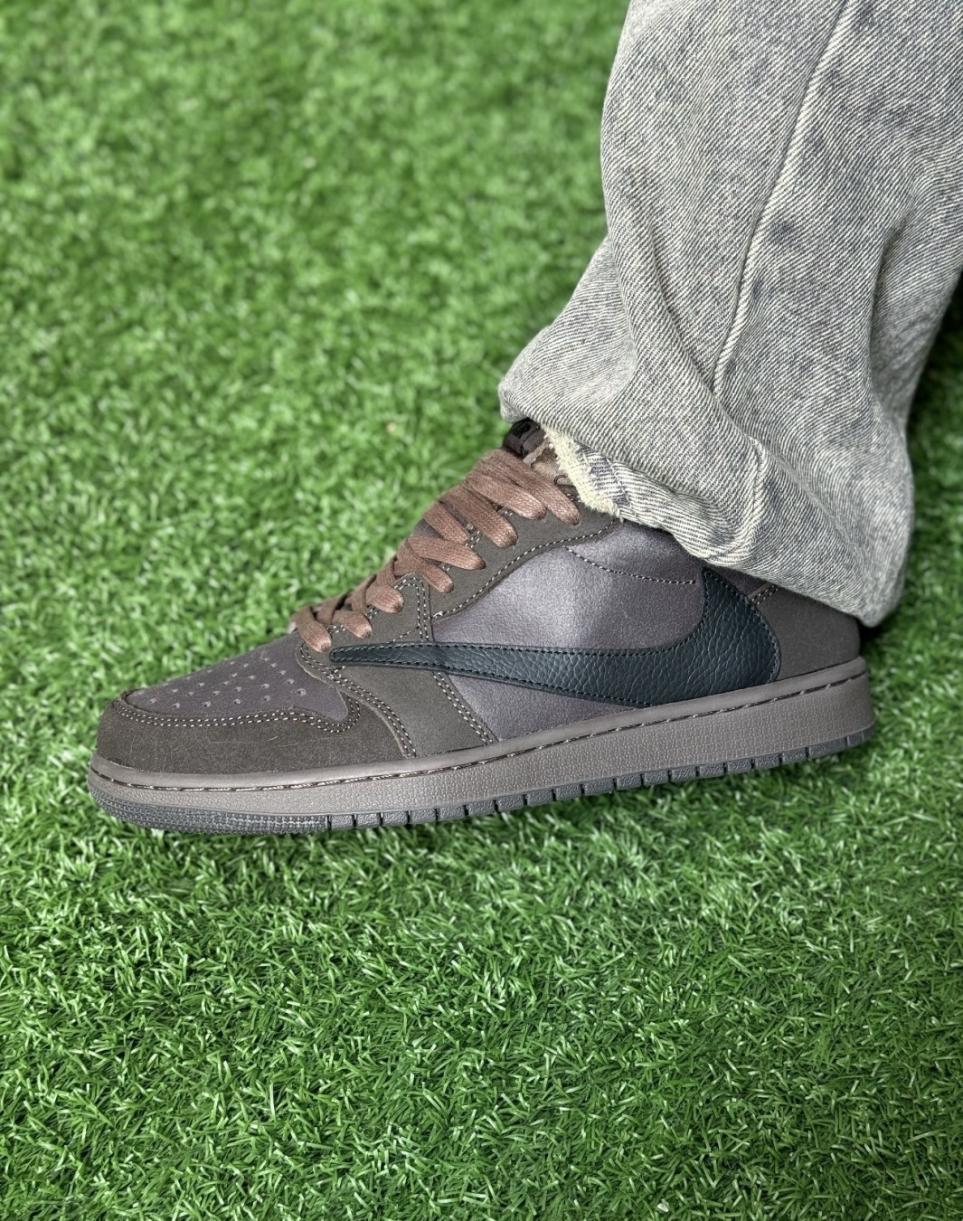 نایکی جردن ۱ ترویس اسکات ولوت براون