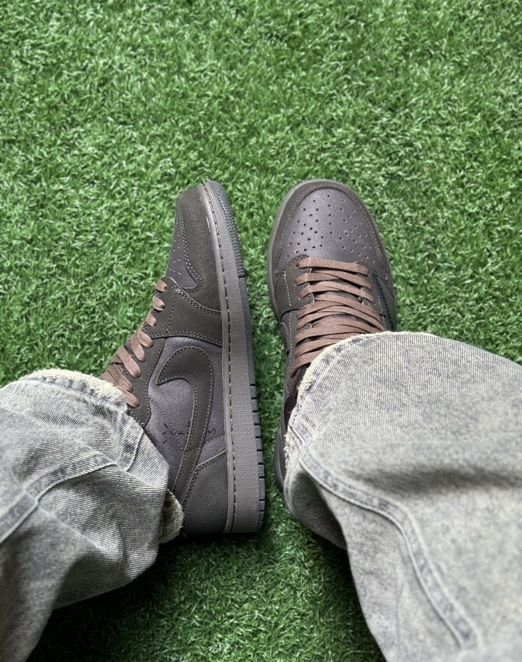 نایکی جردن ۱ ترویس اسکات ولوت براون