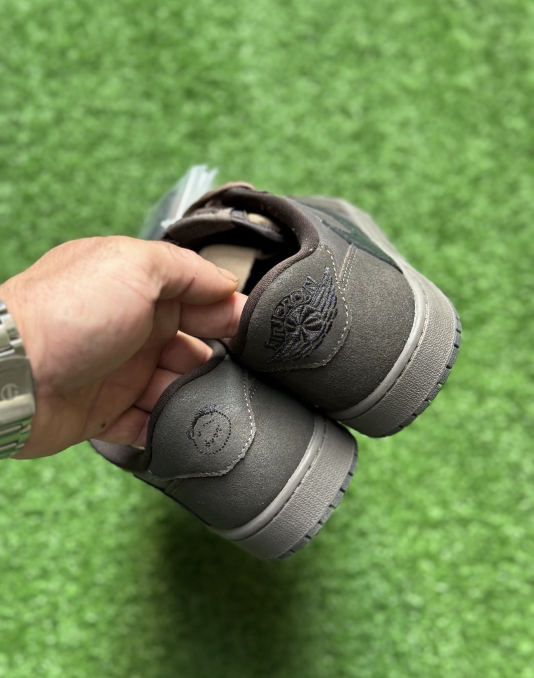 نایکی جردن ۱ ترویس اسکات ولوت براون