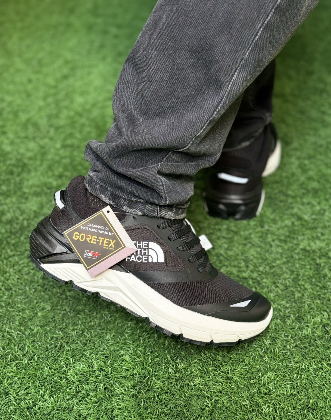 نورث فیس وکتیو گورتکس مشکی سفید