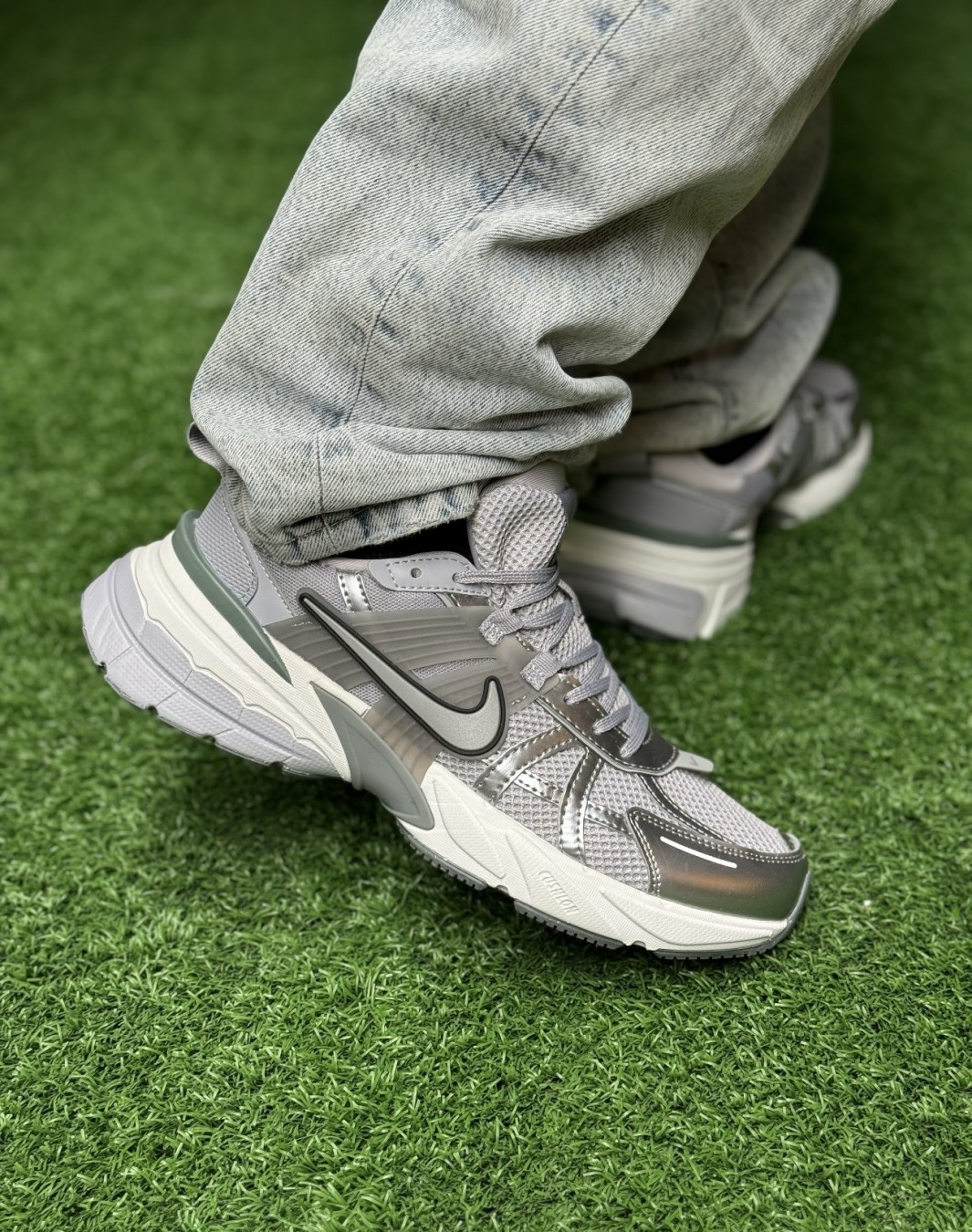 نایکی وی ۲ کی ران خاکستری نقره ای || Nike V2K Run Platinume Gray and Silver (کد ۷۱۱)