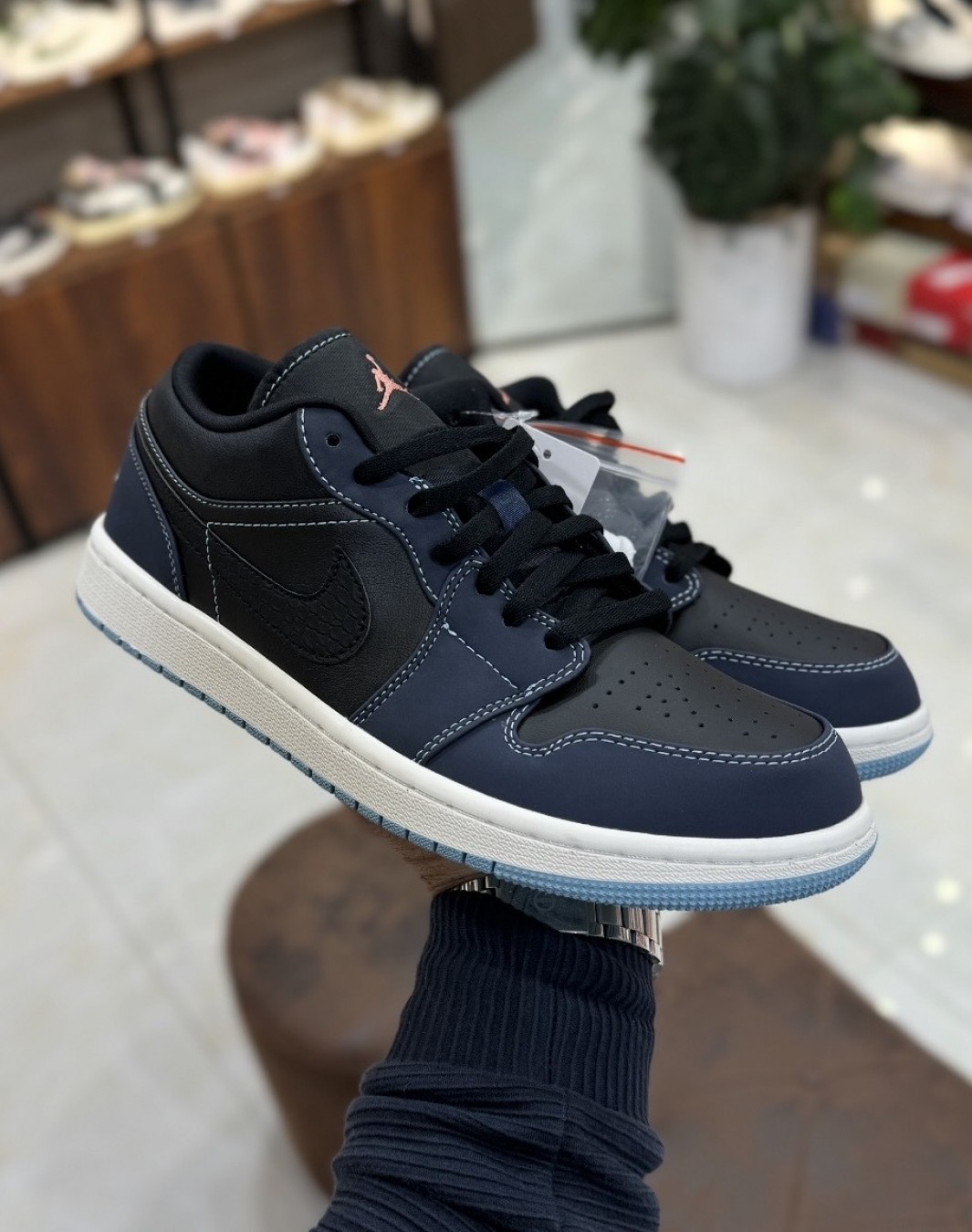 نایکی ایر جردن 1 بدون ساق سرمه ای مشکی پوست ماری || Nike Air Jordan 1 Low SE Navy Black Snakeskin (کد ۷۴۰)