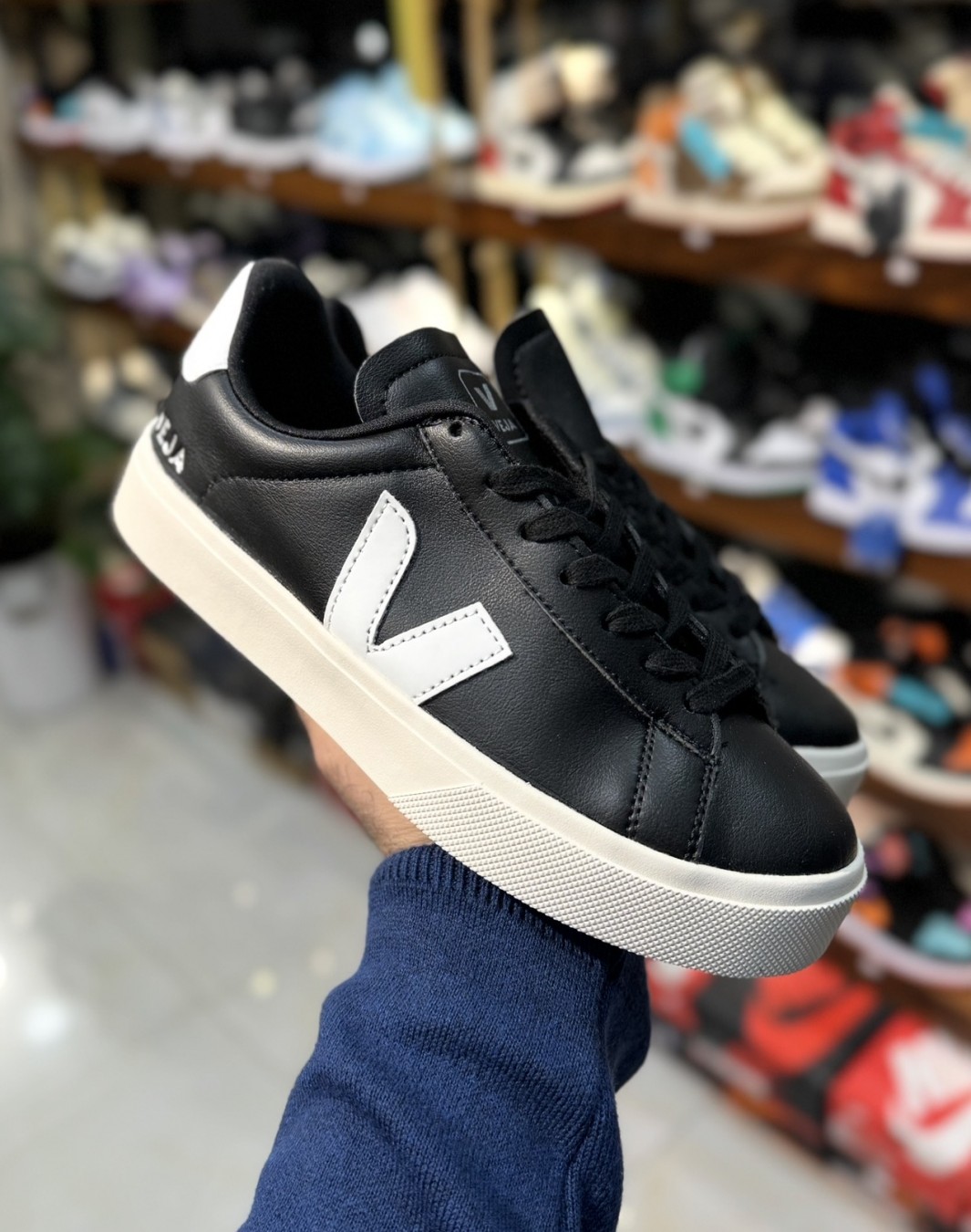 وجا مشکی سفید || Veja Black White (کد ۷۶۹)