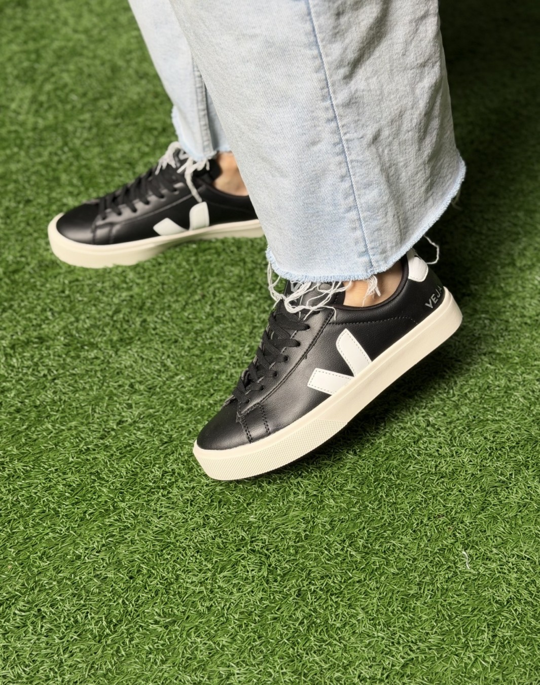 وجا مشکی سفید || Veja Black White (کد ۷۶۹)