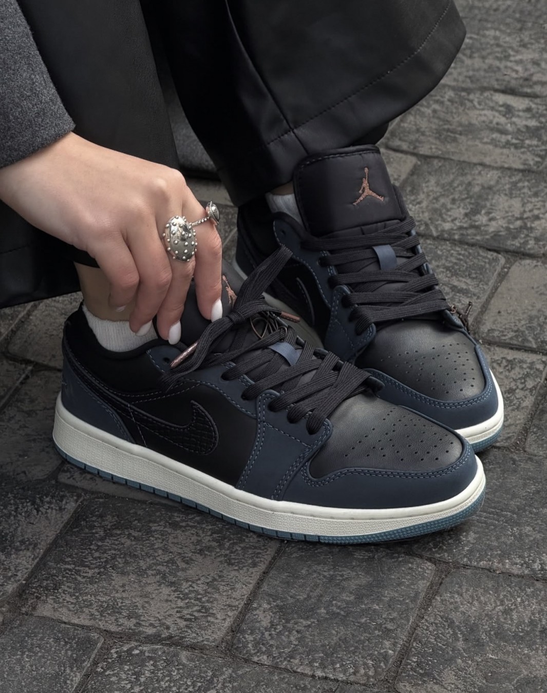 نایکی ایر جردن 1 بدون ساق سرمه ای مشکی پوست ماری || Nike Air Jordan 1 Low SE Navy Black Snakeskin (کد ۷۴۰)