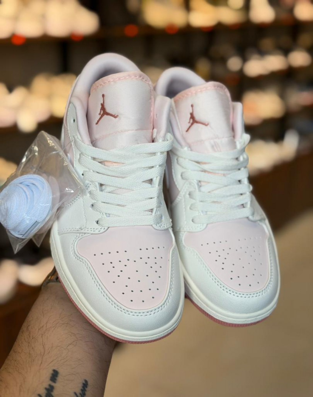 نایکی ایر جردن 1 بدون ساق سفید صورتی