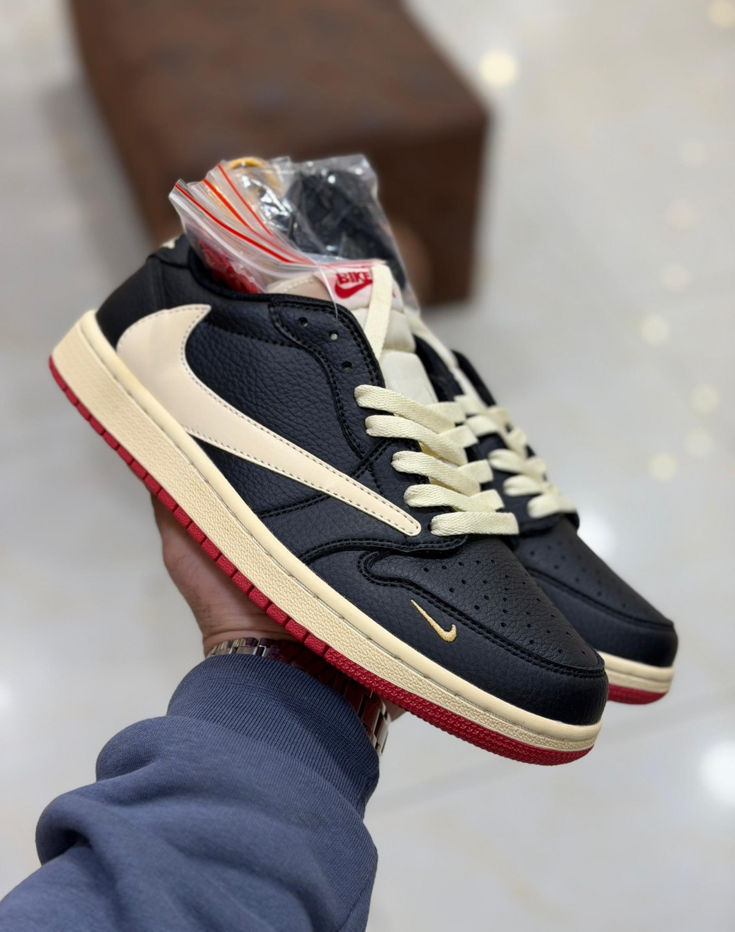 نایکی جردن ۱ ترویس اسکات بدون ساق سرمه ای || Nike Jordan 1 Travis Scott Navy (کد ۸۳۹)
