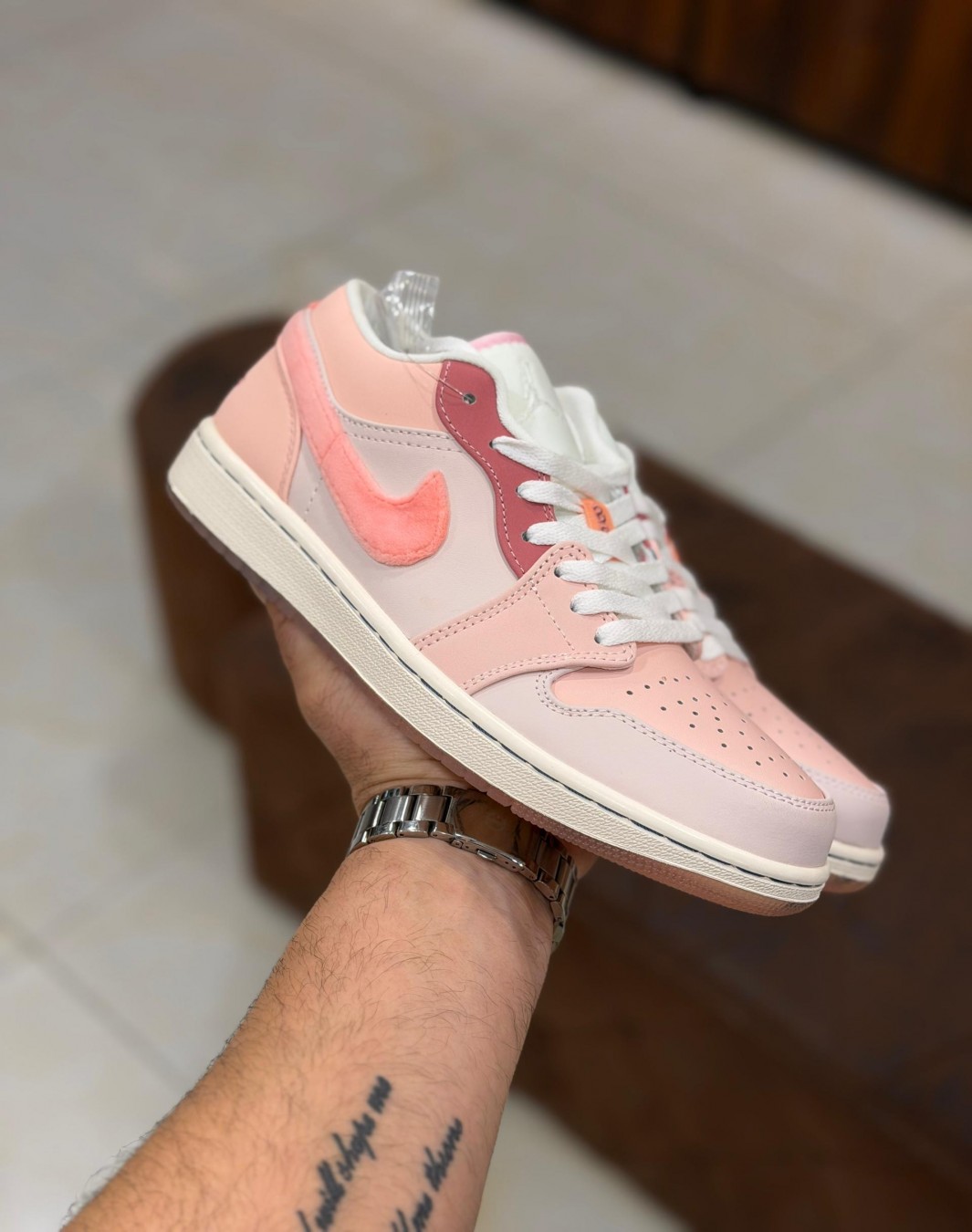 نایکی ایر جردن ۱ بدون ساق گلبهی ~ صورتی‌ || Nike Air Jordan 1 Low SE Mighty Swooshers Pink (کد ۸۴۷)