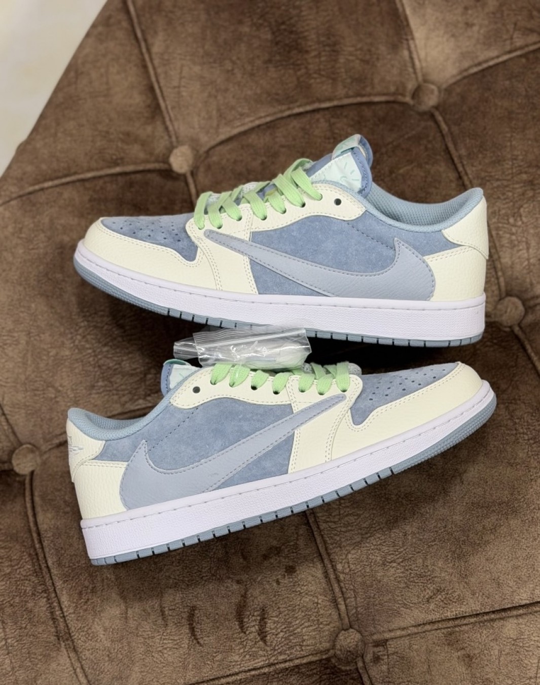 نایکی جردن 1 ترویس اسکات بدون ساق آبی اینورتد هوک || Nike Jordan 1 Travis Scott Blue Inverted Hook (کد ۸۵۶)