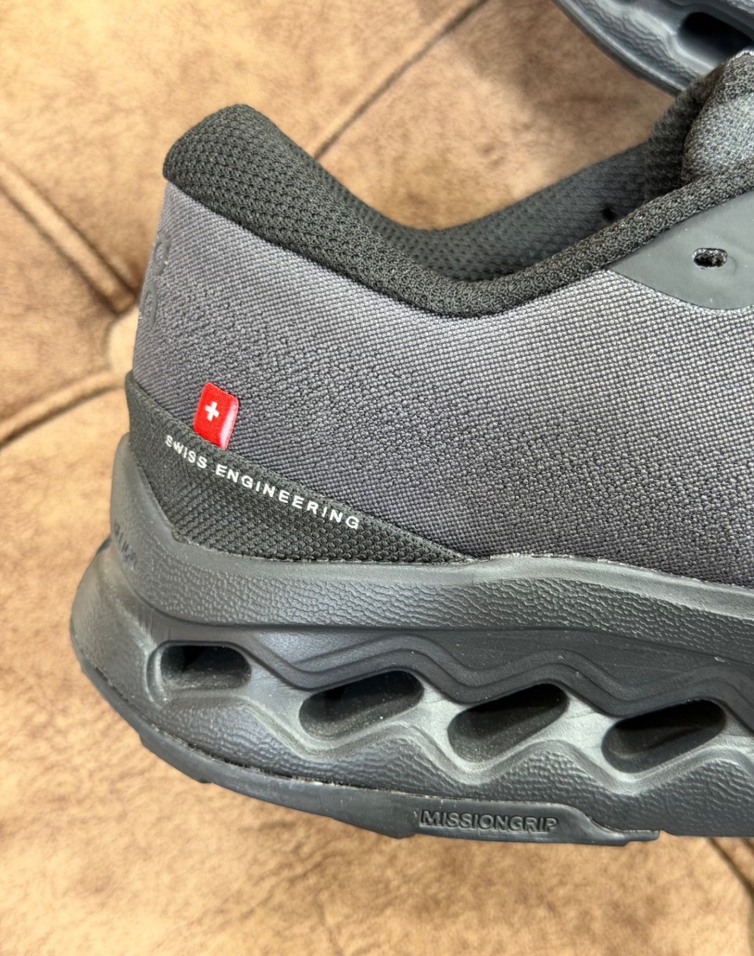 On Running Cloudsurfer Trail 2 WP Black