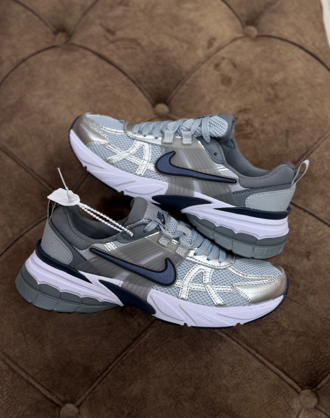 نایکی وی ۲ کی ران طوسی نقره ای || Nike V2K Run Wolf Gray Midnight Navy (کد ۷۹۳)