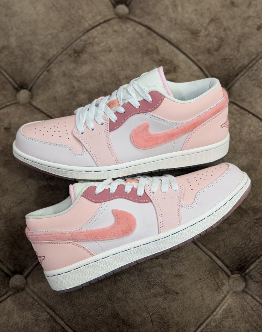 نایکی ایر جردن ۱ بدون ساق گلبهی صورتی‌ || Nike Air Jordan 1 Low SE Mighty Swooshers Pink (کد ۸۴۷)