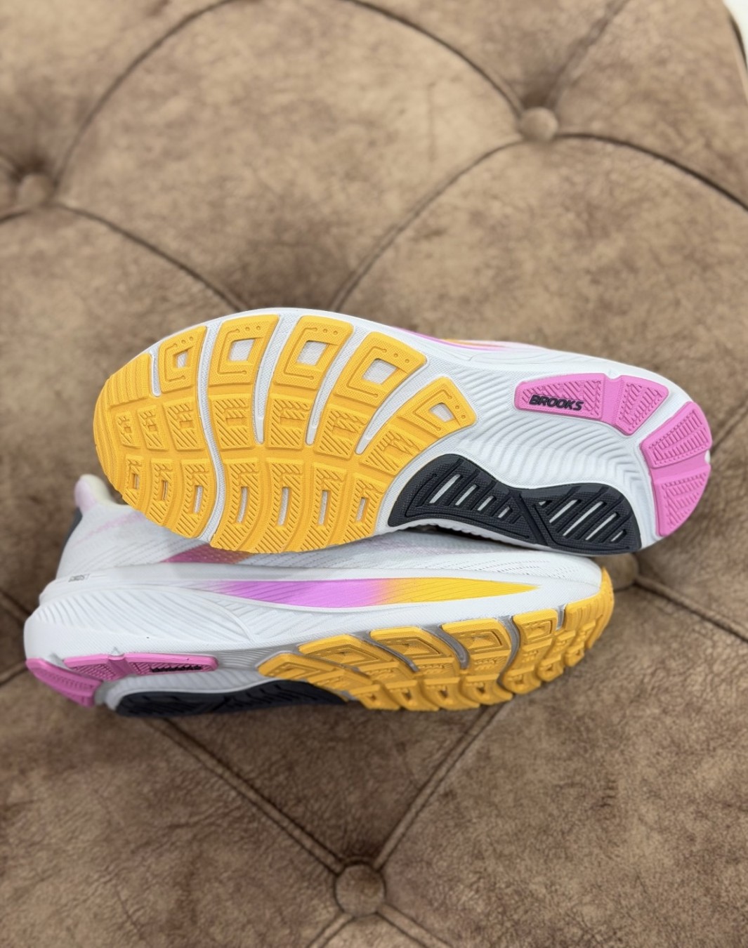 بروکس گوست ۱۷ طوسی صورتی