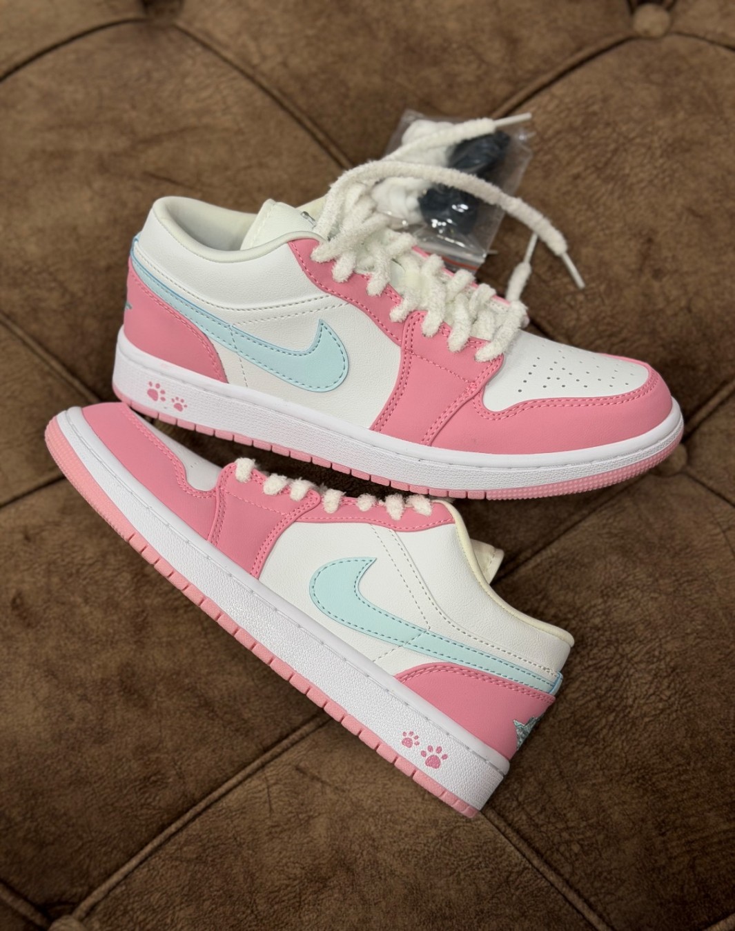 نایکی ایر جردن 1 بدون ساق پاو پرینت صورتی || Nike Air Jordan 1 Low SE Paw Print Pink (کد ۷۳۸)