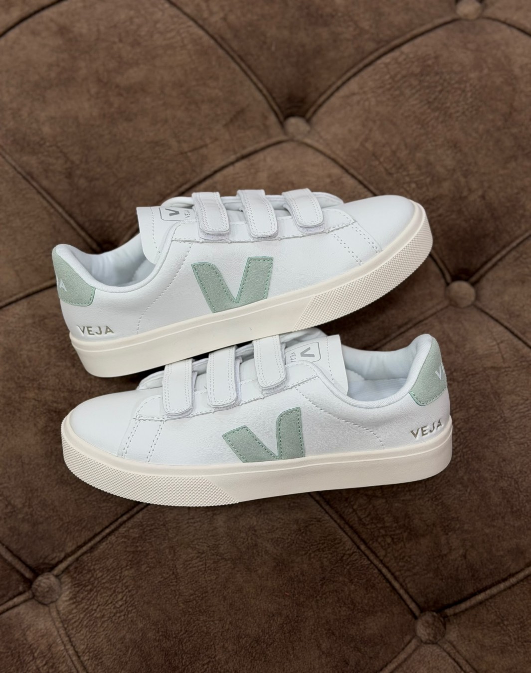 وجا سه چسب سفید سبز ماچا || Veja Recife Leather White Matcha (کد ۹۳۲)