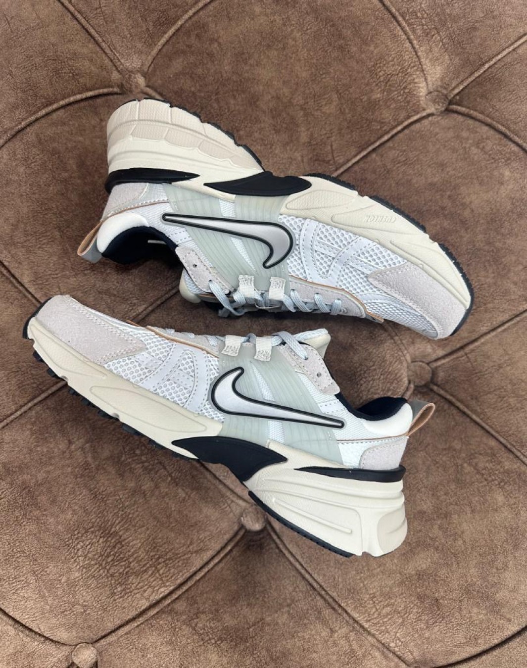 نایکی وی ۲ کی ران وایت لایت اوروود براون || Nike V2K Run White Light Orewood Brown (کد ۹۴۰)
