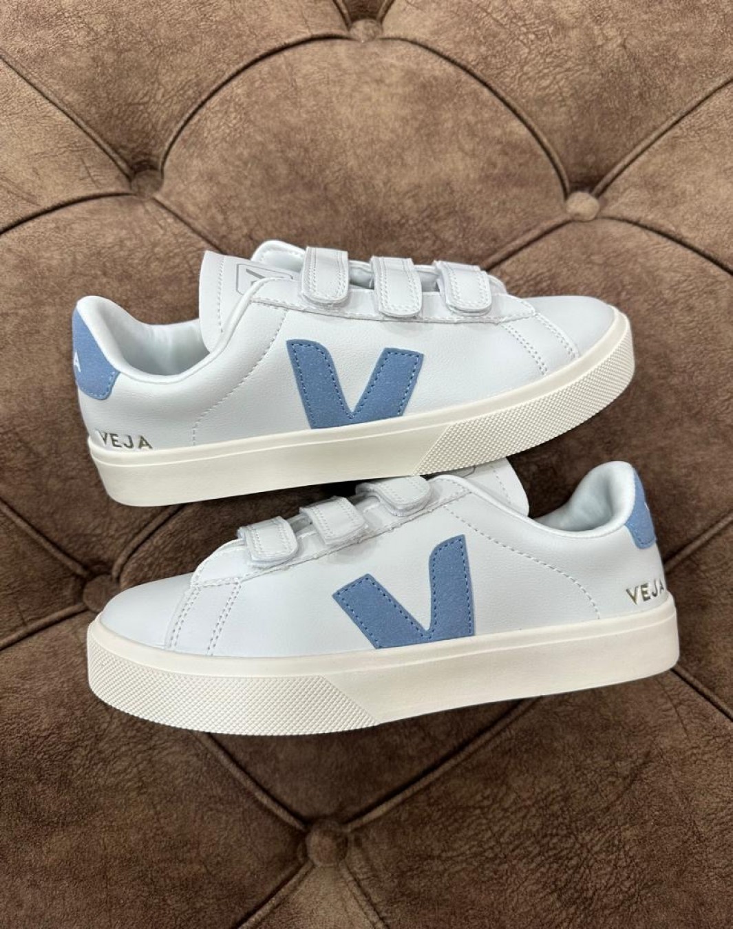 وجا سه چسب سفید آبی || Veja Recife Leather White Steel (کد ۹۴۳)