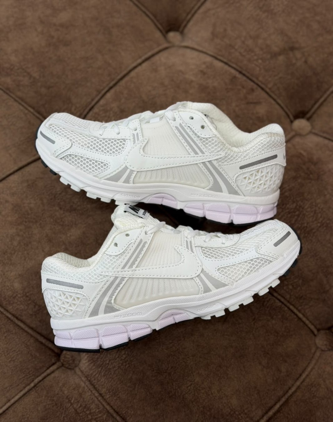نایکی زوم وومرو ۵ سفید طوسی || Nike Zoom Vomero 5 White Gray (کد ۹۴۶)