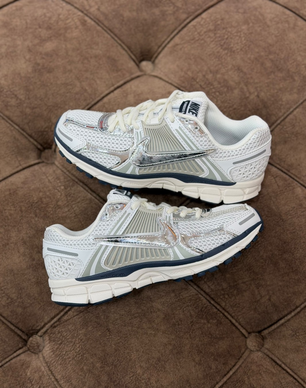 نایکی زوم وومرو ۵ سفید نقره ای || Nike Zoom Vomero 5 Photon Dust Metallic Silver (کد ۹۴۷)
