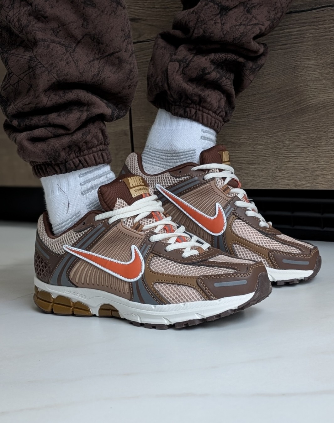 نایکی زوم وومرو ۵ قهوه ای نارنجی || Nike Zoom Vomero 5 Wheat Grass Cacao (کد ۹۴۹)