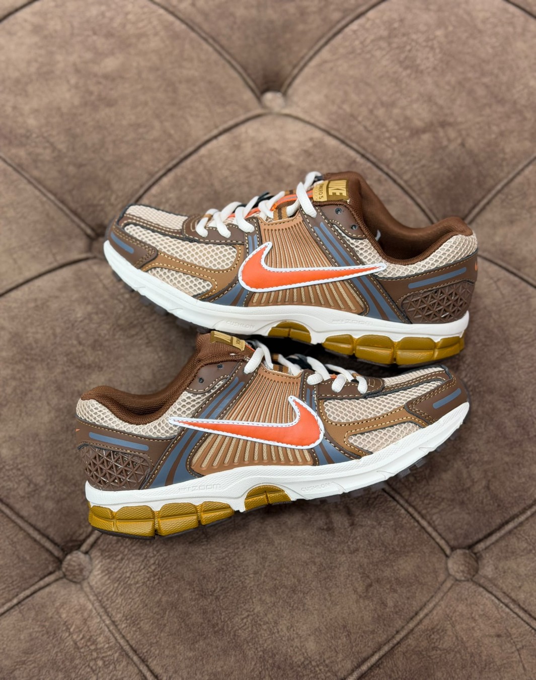 نایکی زوم وومرو ۵ قهوه ای نارنجی || Nike Zoom Vomero 5 Wheat Grass Cacao (کد ۹۴۹)