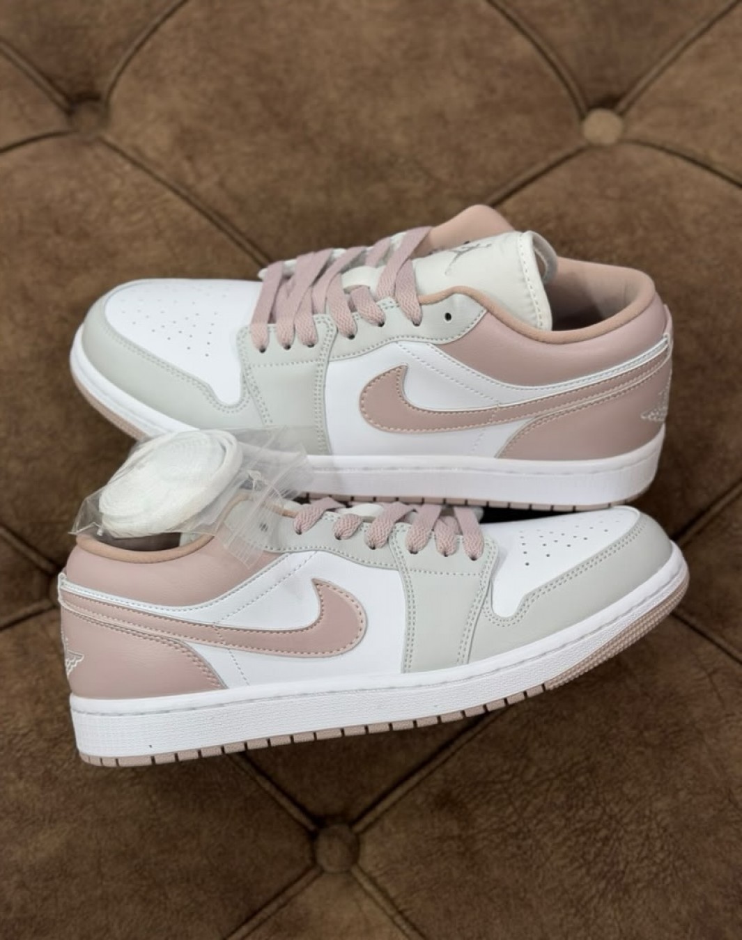 نایکی ایر جردن ۱ بدون ساق ‌صورتی پودری || Nike Air Jordan 1 Low Particle Rose (کد ۹۹۰)